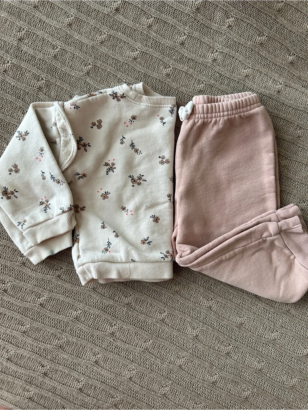 EUC Carter’s Baby Girl Outfit Set, Cream & Blush Sweatsuit, 24 Months *Imperfect